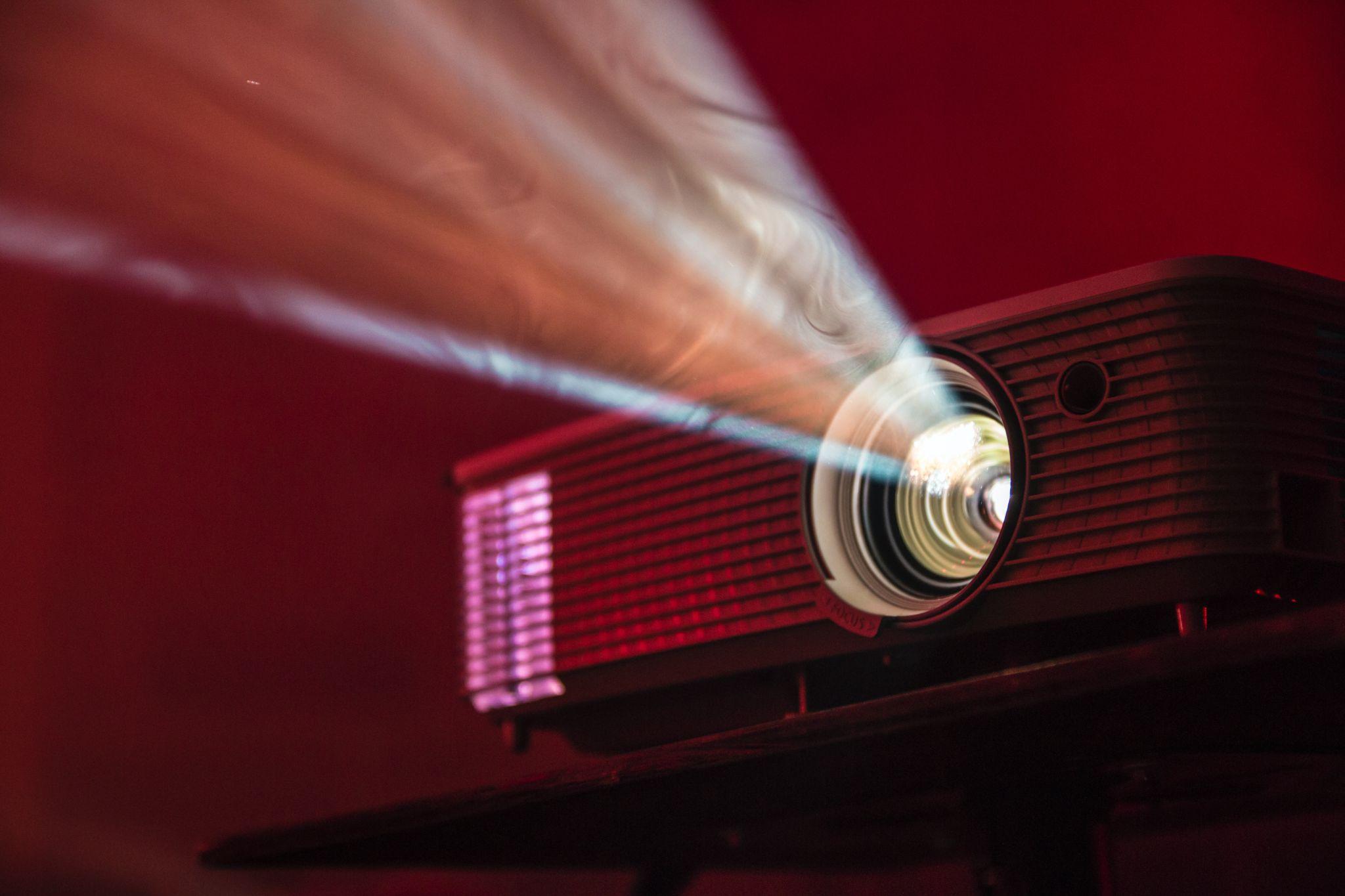 Los mejores proyectores portátiles para ver tus películas favoritas (2023)