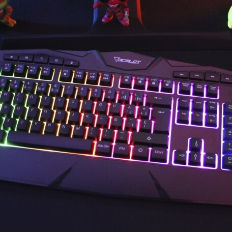 Teclado Gamer OGEK03 enfocano al teclado con iluminacin RGB
